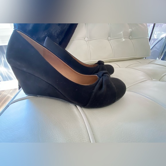 Chinese Laundry - wedge shoe with knot detail. Size 9M - Picture 2 of 7